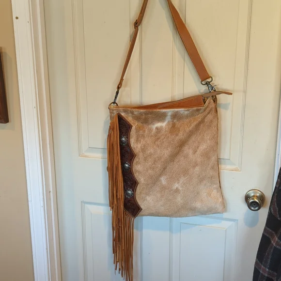 Cowhide Myra bag with fringe and conchos - Picture 2 of 4